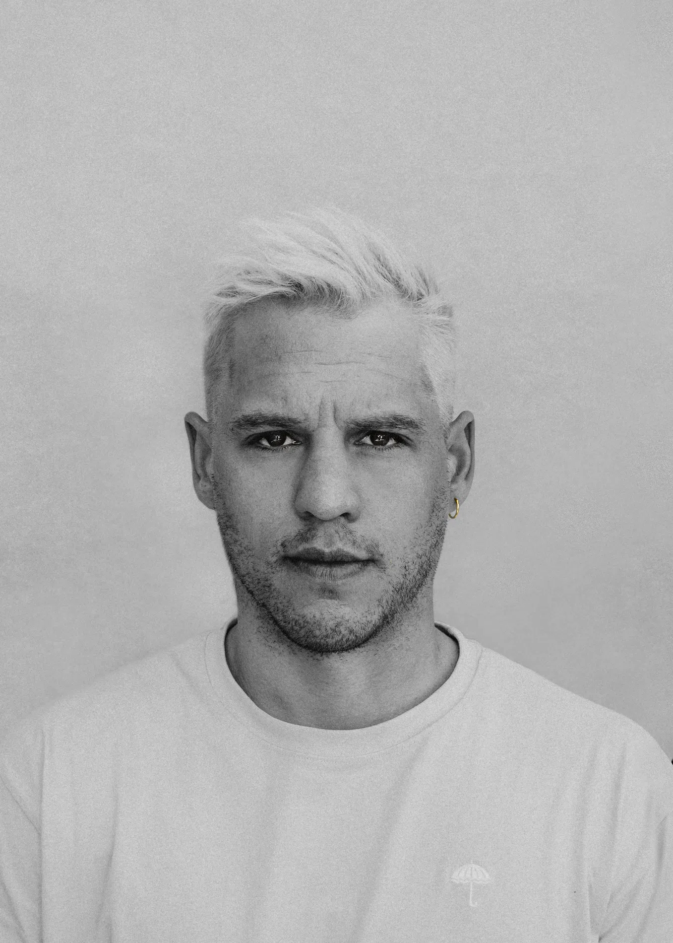 Portrait éditorial en noir et blanc